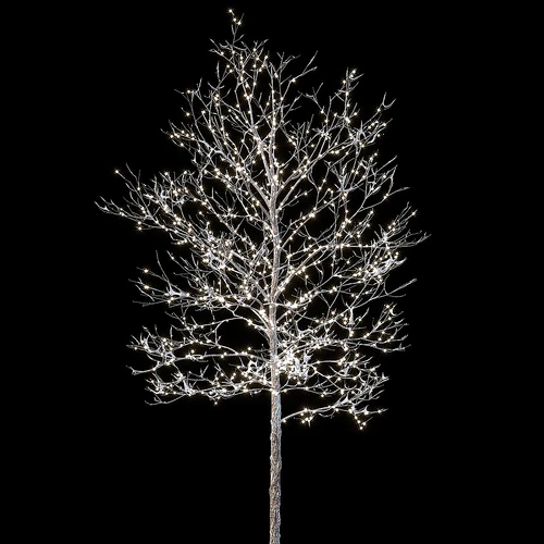 雪中的树木与发光的花环